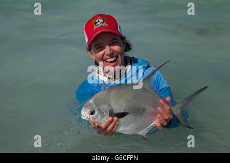 Una donna esplora il Cayo Largo e Cayo Cruz pesca. Cuba, Gennaio 2016. Consentire in mano. Foto Stock