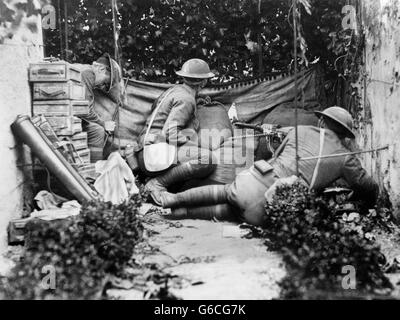 1910s 1 GIUGNO 1918 AMERICAN GUNNERS LA SOCIETÀ A 7TH MITRAGLIATRICE battaglione nel fitto della battaglia nella città di CHATEAU THIERRY FRANCIA Foto Stock