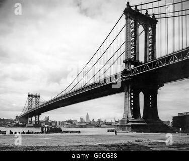 1930s vista di Manhattan Bridge in tutta l'East River da Brooklyn New York City NY USA Foto Stock