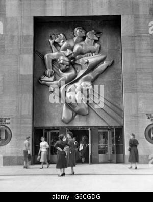 Negli anni quaranta anni cinquanta il ROCKEFELLER CENTER ART DECO BASSORILIEVO NEWS DA Isamu Noguchi su ASSOCIATED PRESS BUILDING DI NEW YORK CITY STATI UNITI D'AMERICA Foto Stock