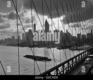 Anni Cinquanta anni sessanta DOWNTOWN skyline di Manhattan dal ponte di Brooklyn Foto Stock