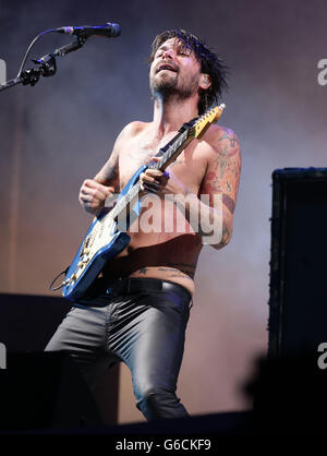 Simon Neil di Biffy Clyro si esibisce sul palco principale, durante il terzo giorno del Reading Festival. Foto Stock