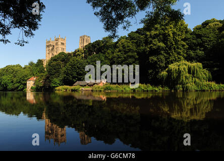 Una vista generale che mostra il Fiume Wear e la Cattedrale di Durham in Durham. PREMERE ASSOCIAZIONE foto. Data immagine: Lunedì 26 agosto 2013. Il credito fotografico dovrebbe essere: Anna Gowthorpe/PA Wire Foto Stock