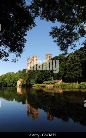 Una vista generale che mostra il Fiume Wear e la Cattedrale di Durham in Durham. PREMERE ASSOCIAZIONE foto. Data immagine: Lunedì 26 agosto 2013. Il credito fotografico dovrebbe essere: Anna Gowthorpe/PA Wire Foto Stock