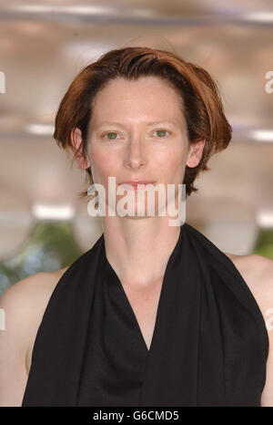 Tilda Swinton pone per i media durante una fotocellula al Martinez Hotel di Cannes, per promuovere il suo ultimo film 'Young Adam'. Foto Stock