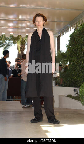 L'attrice Tilda Swinton pone per i media durante una fotocellula al Martinez Hotel di Cannes, per promuovere il suo ultimo film 'Young Adam'. Foto Stock