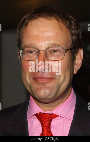 Richard Desmond arriva per la prima inglese della Matrix Reloaded al cinema Odeon di Leicester Square a Londra. 11/02/04: L'editore di giornali Richard Desmond che ha fatto un'offerta di 450 - 500 milioni per il quotidiano e domenica Telegraph, è emerso oggi. Il proprietario di Express Newspaper ha presentato un'offerta per i titoli di Telegraph e si è impegnato ad assumere il pieno controllo della sua impresa comune di stampa a Londra est, un rapporto nel Financial Times ha detto. Foto Stock