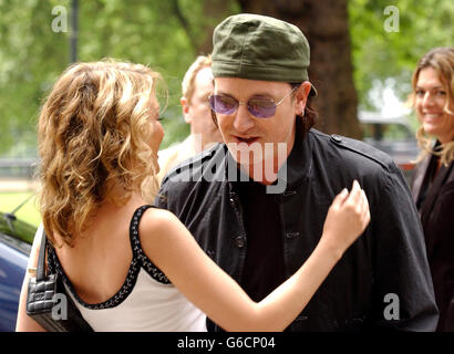 Bono e kylie arrivano per gli Ivor Novello Awards presso il Grosvenor House Hotel su Park Lane, nel centro di Londra. Il 48° premio annuale di musica premia cantautori e compositori, e onora le migliori canzoni e i migliori punteggi del 2002. Foto Stock