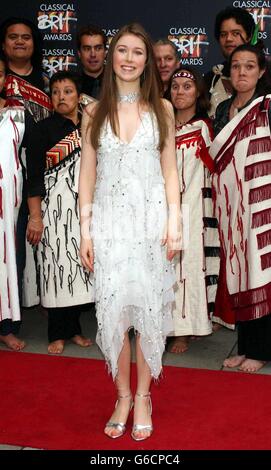 Hayley Westenra arriva alla Royal Albert Hall, a Londra, per i Classical BRIT Awards 2003. Foto Stock