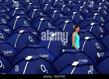 Lizzy Erskin, effettua un'ispezione finale di oltre 1600 tende al London Soccer Dome di Greenwich prima dell'arrivo di centinaia di appassionati di tecnologia da tutto il mondo per il lancio del Campus Party, un ambizioso festival tecnologico della durata di una settimana organizzato da telefonica alla O2 Arena. Foto Stock