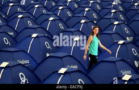 Lizzy Erskin, effettua un'ispezione finale di oltre 1600 tende al London Soccer Dome di Greenwich prima dell'arrivo di centinaia di appassionati di tecnologia da tutto il mondo per il lancio del Campus Party, un ambizioso festival tecnologico della durata di una settimana organizzato da telefonica alla O2 Arena. Foto Stock