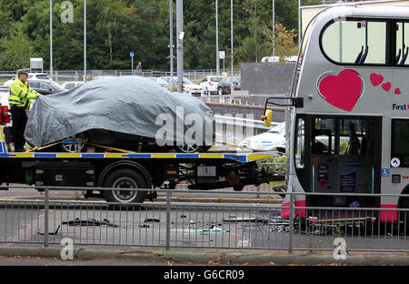 Un'auto coinvolta in una collisione con un autobus su Grange Road, fuori dal New Victoria Hospital di Glasgow, viene rimossa dalla scena. Foto Stock