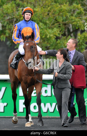 Grande aquila bianca guidata da Joseph o'Brien dopo aver vinto il Go and Go Round Tower Stakes durante il Moyglare Stud Stakes Day all'ippodromo di Curragh, Co Kildare, Irlanda. Foto Stock