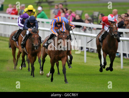 La grande aquila bianca guidata da Joseph o'Brien vince la Go and Go Round Tower Stakes durante il Moyglare Stud Stakes Day all'ippodromo di Curragh, Co Kildare, Irlanda. Foto Stock