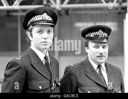 PCS Clive Blake (l), 25 anni, e Ian Rickard, 34 anni, che hanno aiutato a detenere due uomini a Brixton, Londra, dopo un inseguimento in auto a seguito del tentativo di assassinio dell'ambasciatore israeliano, Schlome Argov, vicino al Dorchester Hotel. Foto Stock