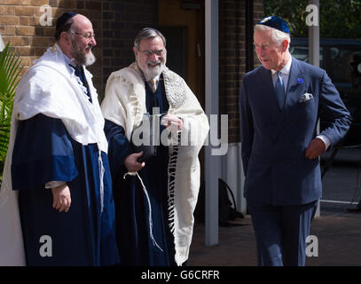 RITRASMESSO CORREGGENDO DA SINISTRA A DESTRA il Principe del Galles è accolto dal Signore Jonathan Sacks e dal suo successore Capo Rabbino Ephraim Mirvis (a sinistra) prima che sia stato formalmente introdotto come undicesimo Rabbino Capo delle Congregazioni ebraiche unite del Regno Unito e del Commonwealth durante una cerimonia alla St John's Wood Sinagoga nel nord di Londra oggi. Foto Stock