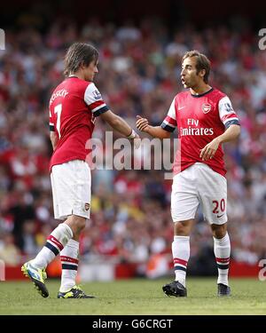 Calcio - Barclays Premier League - Arsenal v Tottenham Hotspur - Emirates Stadium. Mathieu Flamini di Arsenal (a destra) parla con Tomas ROSICKY (a sinistra) Foto Stock