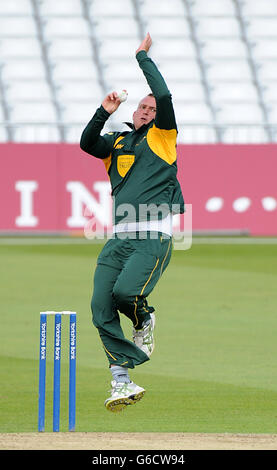 Cricket - Tour Match - Nottinghamshire Outlaws / Bangladesh A - Trent Bridge. Le bocce Luke Fletcher degli Outlaws di Nottinghamshire durante il Tour Match al Trent Bridge, Nottingham. Foto Stock