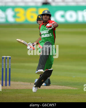 Zaiur Rahman del Bangladesh A celebra il raggiungimento del suo centaury durante il Tour Match a Trent Bridge, Nottingham. Foto Stock