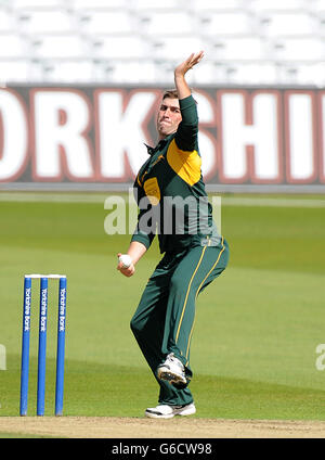 Cricket - Tour Match - Nottinghamshire Outlaws / Bangladesh A - Trent Bridge. Le ciotole Sam Wood degli Outlaws di Nottinghamshire durante il Tour Match al Trent Bridge, Nottingham. Foto Stock