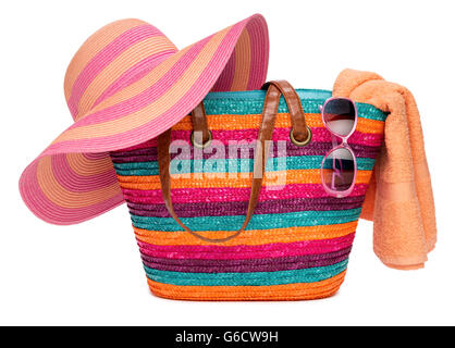 A strisce colorate borsa da spiaggia con un cappello di paglia asciugamano e occhiali da sole Foto Stock