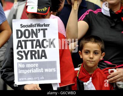 Fermare i manifestanti della coalizione di guerra durante una dimostrazione contro l'intervento occidentale in Siria fuori dall'ambasciata americana a Grosvenor Square, nel centro di Londra. Foto Stock