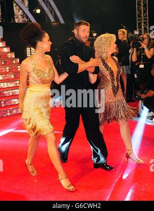 Ben Cohen, Natalie Gumede (a sinistra) e Fiona Fullerton in arrivo per la Strictly come Dancing Photocall presso gli Elstree Studios di Londra. Foto Stock