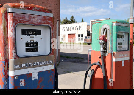 Vintage Gas vecchia pompa di benzina stazione vicino garage. Perfetto per la pubblicità o broshure. Foto Stock