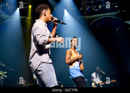 Jordan Stephens (a sinistra) e Harley Alexander-Sule di Rizzle Kicks che si esibiscono presso la Roundhouse di Camden, Londra, nell'ambito dell'iTunes Festival. Foto Stock