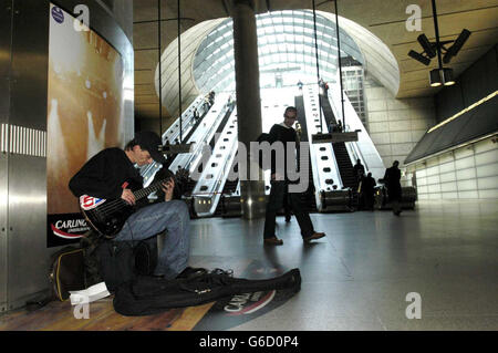 Musicista di strada legale sulla metropolitana Foto Stock