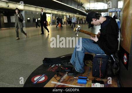 Musicista di strada legale sulla metropolitana Foto Stock