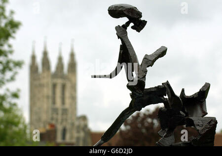 Una scultura di Robert Persey si affaccia sullo skyline di Canterbury, con la cima della cattedrale della città nel retro. La scultura fa parte del festival BLOK, che trasforma la città del Kent in una grande galleria d'arte europea per i prossimi 100 giorni. Foto Stock