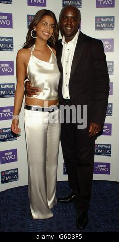 Co-ospiti della cerimonia, il presentatore Blue Peter Konnie Huq e radio 1 DJ Trevor Nelson al NatWest EMMA (etnia multiculturale Media Academy) Awards 2003, tenuto presso il Grosvenor House Hotel a Park Lane, nel centro di Londra. Foto Stock