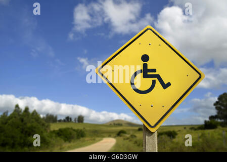 Facile accesso per tutte le persone e compreso il concetto di supporto. Cartello stradale con sedia a rotelle disabilità icona in ambiente rurale. Foto Stock