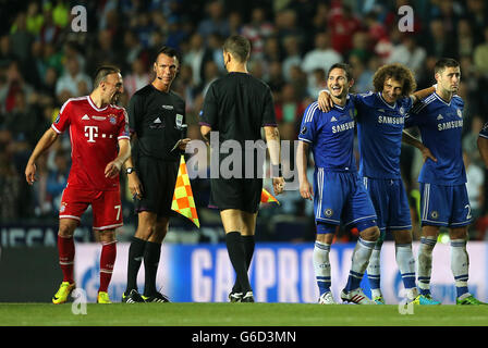 Franck Ribery di Bayern Monaco condivide uno scherzo con il franco di Chelsea Lampard durante la punizione sparare-out Foto Stock