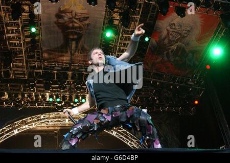 Iron Maiden's Bruce Dickinson si esibisce sul palco al Download Festival 2003 presso il Donington Park International Conference & Exhibition Center di Leicestershire. Foto Stock