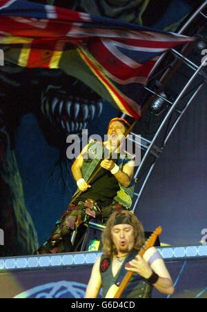 Bruce Dickinson (TOP) di Iron Maiden e Adrian Smith si esibiscono sul palco al Download Festival 2003 presso il Donington Park International Conference & Exhibition Center di Leicestershire. Foto Stock