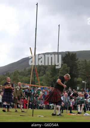 Il peso pesante Bruce Robb lancia il martello sopra il bar, ma atterra su di esso e la barra scatta e si schianta a terra al Braemar Gathering a Braemar al Princess Royal e Duke of Fife Memorial Park, Aberdeenshire. PREMERE ASSOCIAZIONE foto. Data immagine: Sabato 7 settembre 2013. Guarda la storia di PA ROYAL Braemar. Il credito fotografico dovrebbe essere: Andrew Milligan/PA Wire Foto Stock