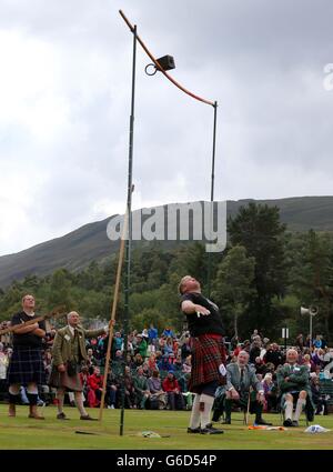 Il peso pesante Bruce Robb lancia il martello al raduno di Braemar a Braemar al Princess Royal and Duke of Fife Memorial Park, Aberdeenshire. PREMERE ASSOCIAZIONE foto. Data immagine: Sabato 7 settembre 2013. Guarda la storia di PA ROYAL Braemar. Il credito fotografico dovrebbe essere: Andrew Milligan/PA Wire Foto Stock