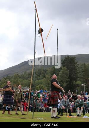 Il peso pesante Bruce Robb lancia il martello sopra il bar, ma atterra su di esso e la barra scatta e si schianta a terra al Braemar Gathering a Braemar al Princess Royal e Duke of Fife Memorial Park, Aberdeenshire. PREMERE ASSOCIAZIONE foto. Data immagine: Sabato 7 settembre 2013. Guarda la storia di PA ROYAL Braemar. Il credito fotografico dovrebbe essere: Andrew Milligan/PA Wire Foto Stock