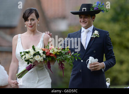 Alice Sheffield e suo marito Etienne Cadestin al loro matrimonio a Sutton nella chiesa parrocchiale della Foresta vicino York. Foto Stock