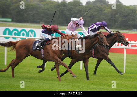 Il fantino Chris Hayes (a sinistra) guida la collina per la vittoria nella squadra di Pegasus di Coolmore Fusaichi durante il giorno dei campioni irlandesi di Red Mills all'ippodromo di Leopardstown, Dublino, Irlanda. Foto Stock