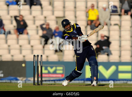 Il Dimitri Mascarenhas dell'Hampshire si è arenato durante la partita Semifinale di Clydesdale Bank Pro40 presso l'Ageas Bowl di Southampton. Foto Stock