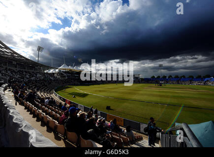 Cricket - Clydesdale Bank Pro40 Semifinale - Hampshire / Glamorgan - Ageas Bowl. Il sole si rompe tra le nuvole durante la partita della semifinale di Clydesdale Bank Pro40 all'Ageas Bowl di Southampton. Foto Stock