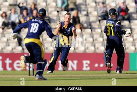 Graham Wagg di Glamorgan (centro) celebra la partecipazione al wicket di Adam Wheater dell'Hampshire (a destra) durante la partita semi finale di Clydesdale Bank Pro40 presso l'Ageas Bowl di Southampton. Foto Stock