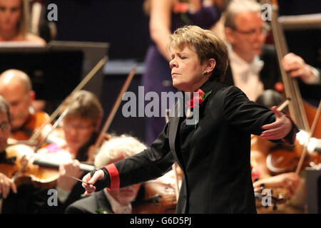 Il direttore DEGLI STATI UNITI Marin Alsop diventa la prima donna a condurre l'ultima notte dei Proms alla Royal Albert Hall, Londra. Foto Stock