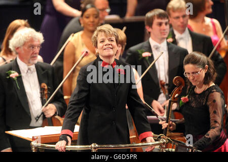 Il direttore DEGLI STATI UNITI Marin Alsop diventa la prima donna a condurre l'ultima notte dei Proms alla Royal Albert Hall, Londra. Foto Stock