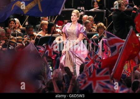 Ultima notte dei Proms 2013. US mezzo-Soprano Joyce DiDonato durante l'ultima notte dei Proms alla Royal Albert Hall, Londra. Foto Stock