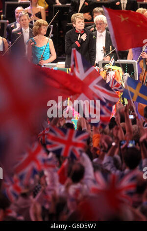 Ultima notte dei Proms 2013. Direttore DEGLI STATI UNITI Marin Alsop durante l'ultima notte dei Proms alla Royal Albert Hall, Londra. Foto Stock