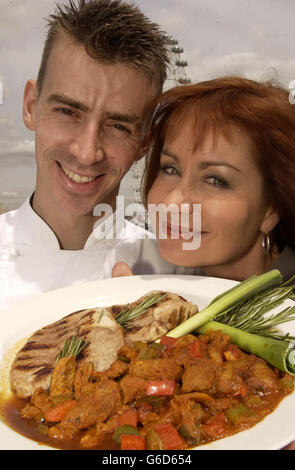 La ragazza meteo gallese Sian Lloyd e lo chef stellato Hywel Jones, durante il lancio dell'HCC (Hybu CIG Cymru), l'agnello gallese e il roadshow di manzo gallese, nel centro di Londra. * .. Hywel, Capo Chef del Ristorante Farmacia di Londra, ha contribuito a dimostrare la qualità dei prodotti gallesi, con una 'friggitrice calda e piccante' fatta con agnello gallese. Foto Stock